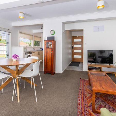 2 Bedroom Home Away From Home Near Cbd & Private Parking Hamilton Exterior photo