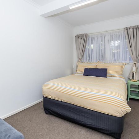 2 Bedroom Home Away From Home Near Cbd & Private Parking Hamilton Exterior photo