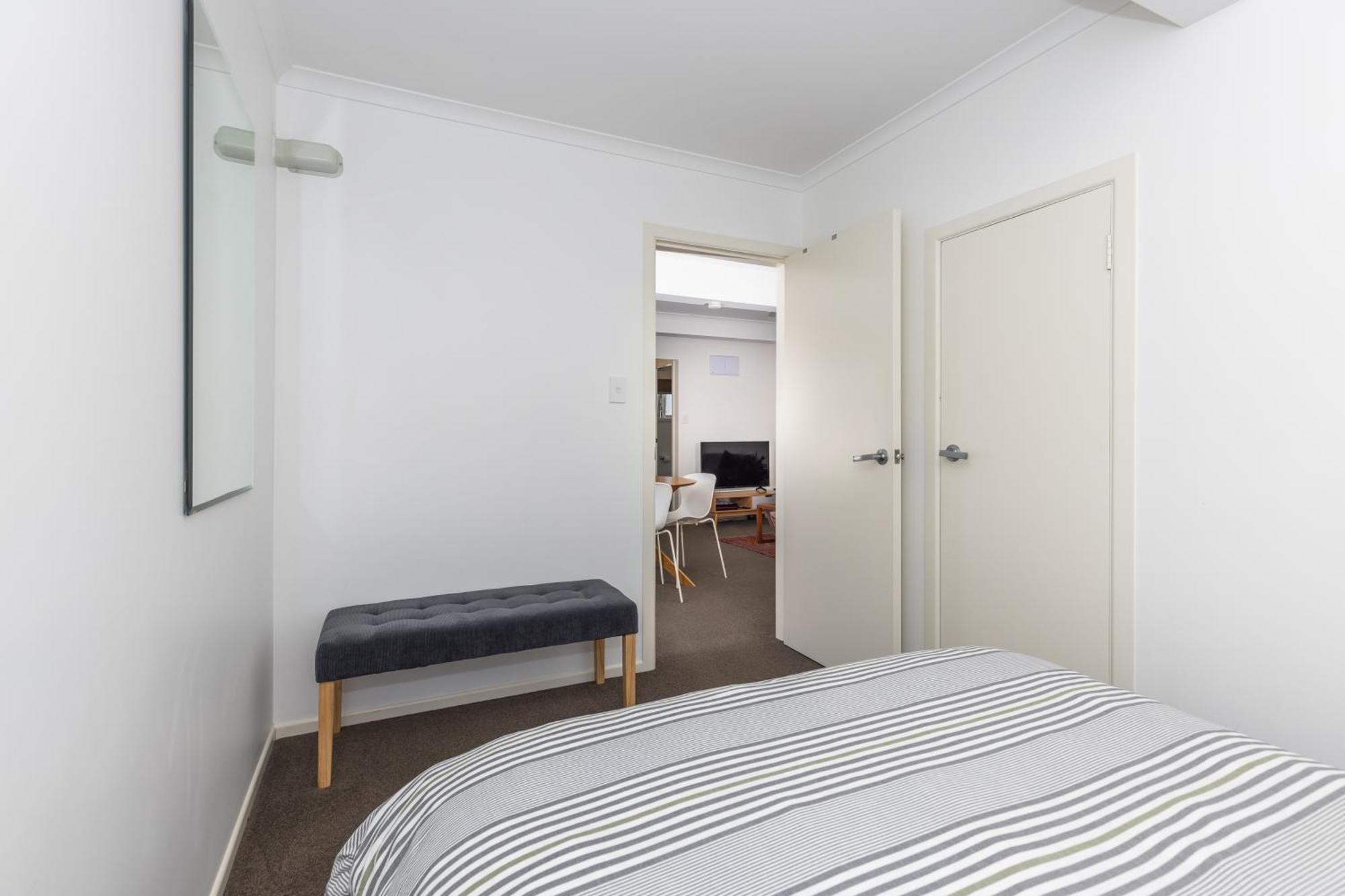 2 Bedroom Home Away From Home Near Cbd & Private Parking Hamilton Exterior photo