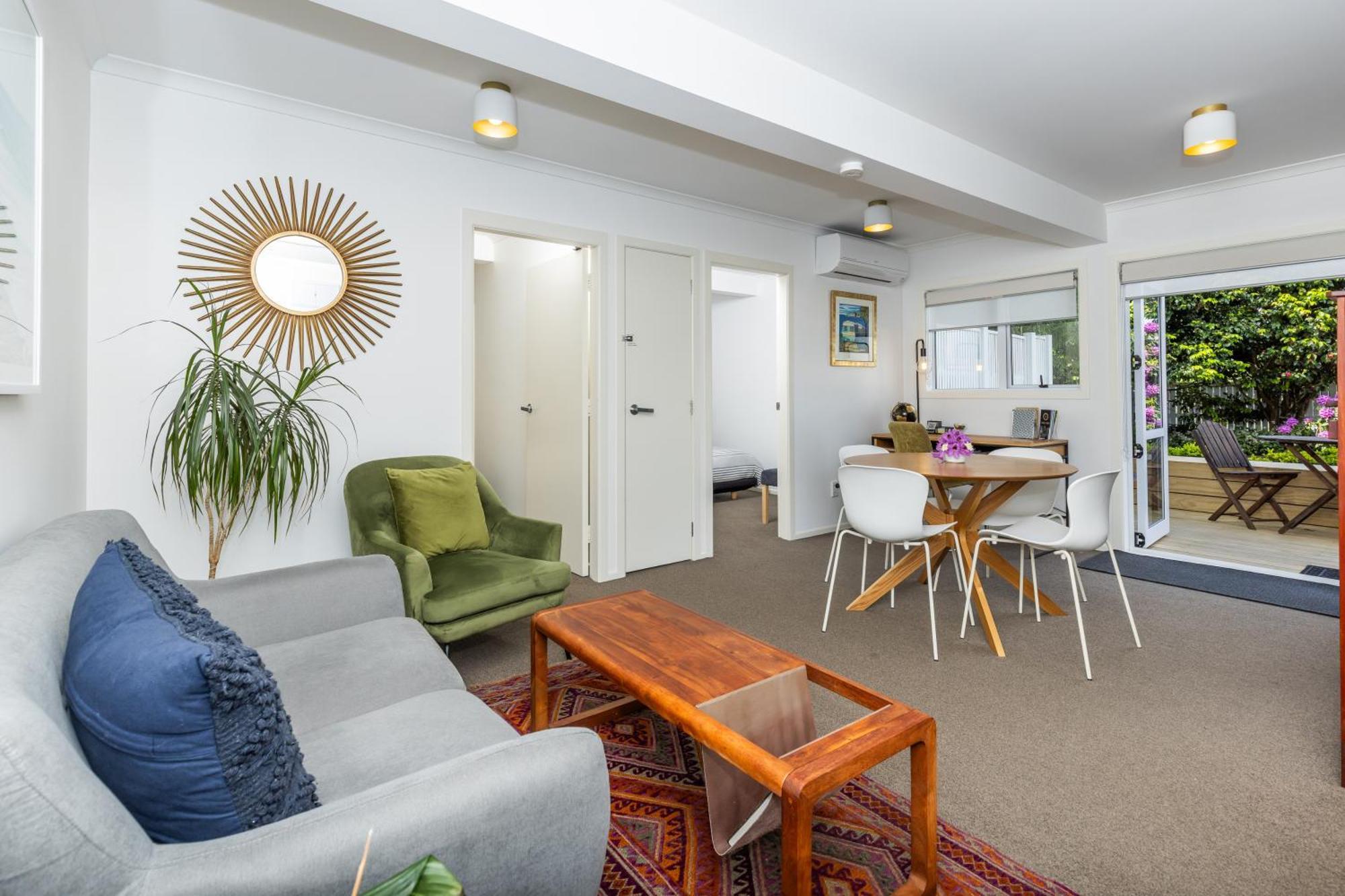 2 Bedroom Home Away From Home Near Cbd & Private Parking Hamilton Exterior photo