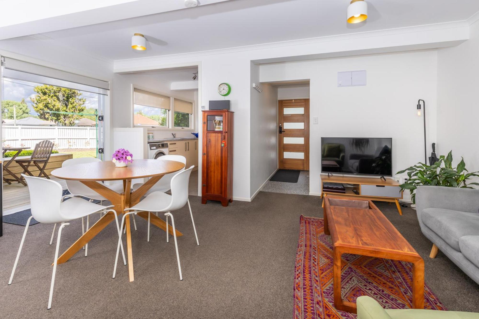 2 Bedroom Home Away From Home Near Cbd & Private Parking Hamilton Exterior photo