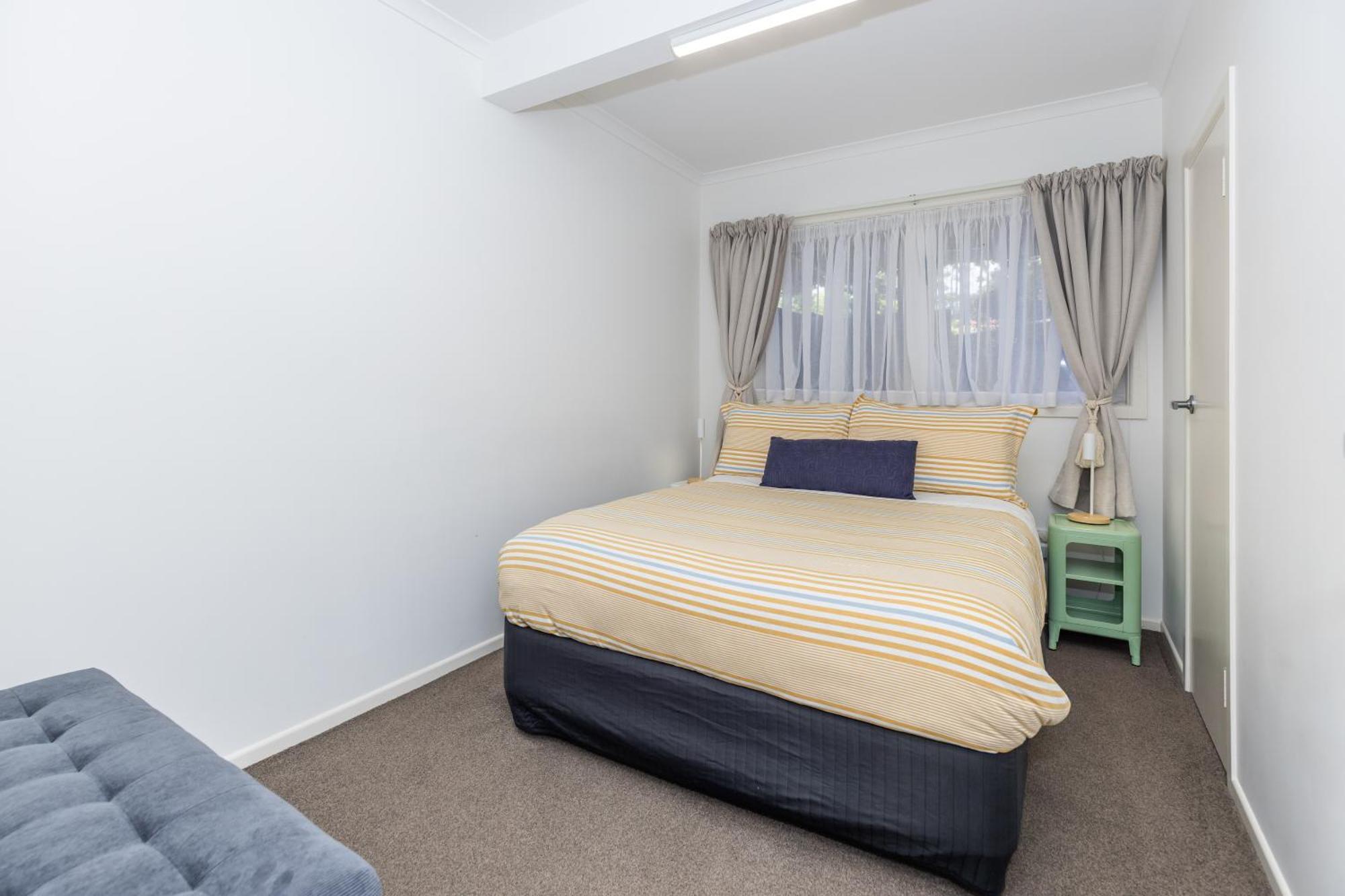 2 Bedroom Home Away From Home Near Cbd & Private Parking Hamilton Exterior photo