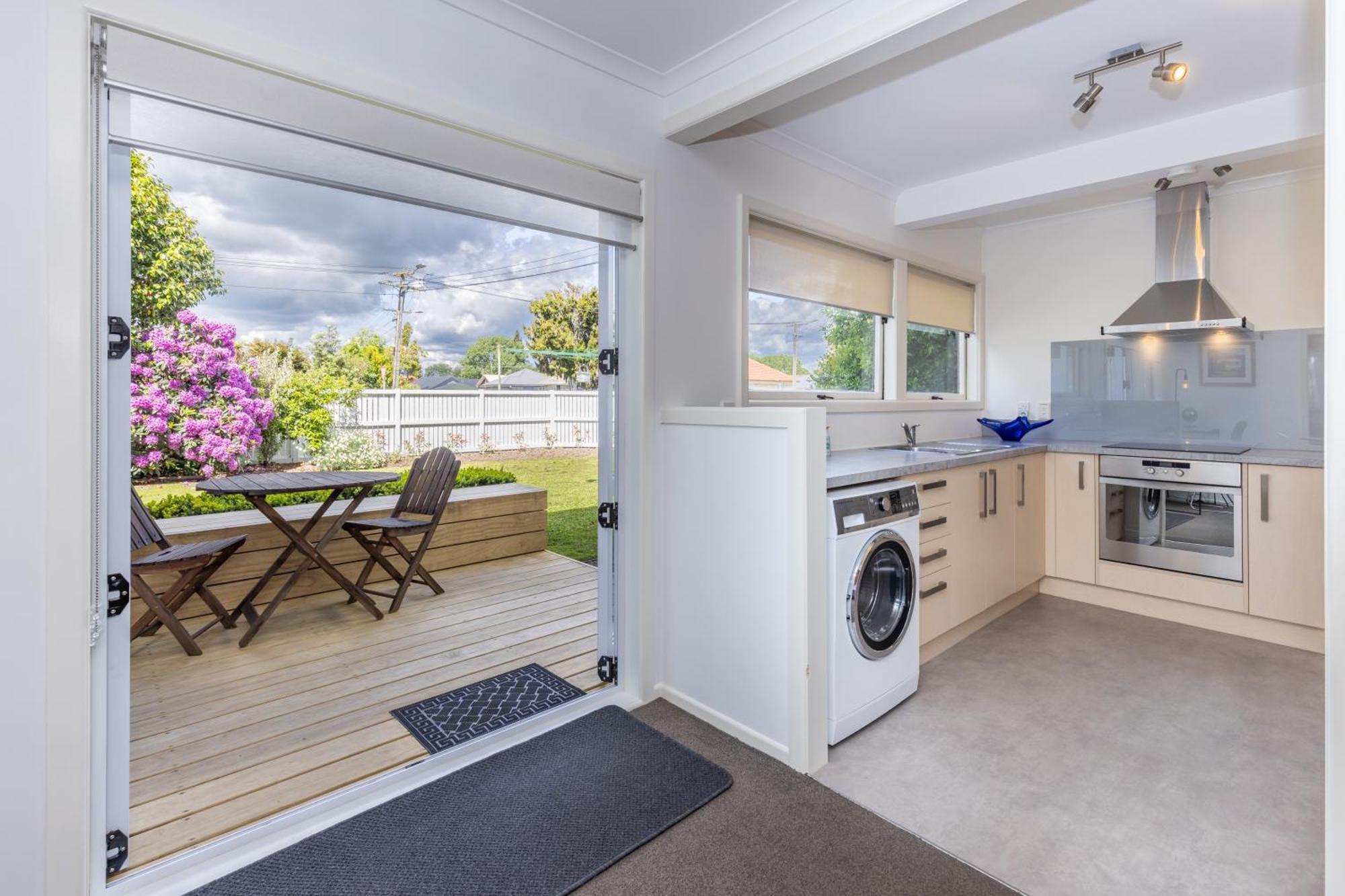 2 Bedroom Home Away From Home Near Cbd & Private Parking Hamilton Exterior photo