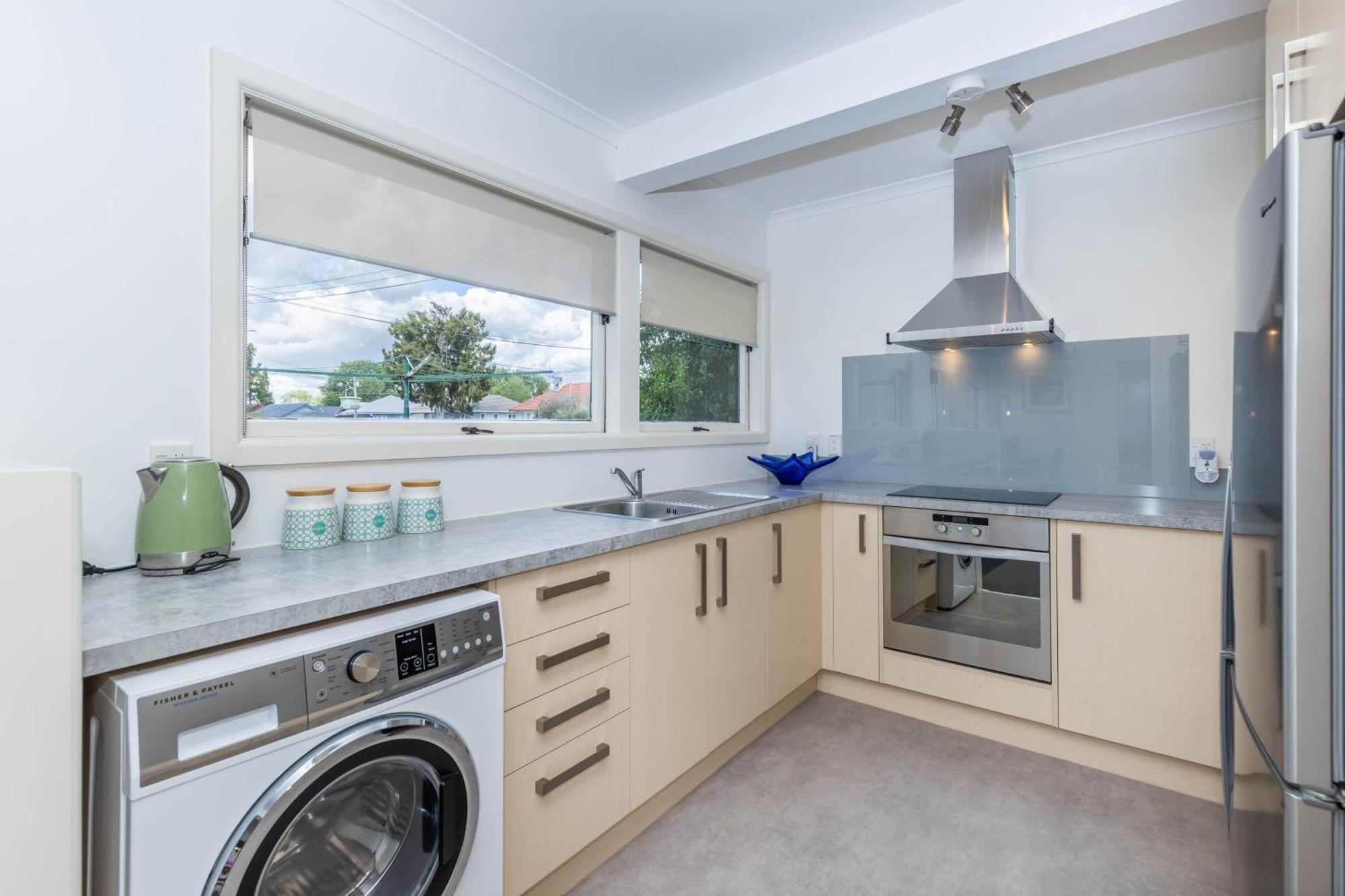 2 Bedroom Home Away From Home Near Cbd & Private Parking Hamilton Exterior photo